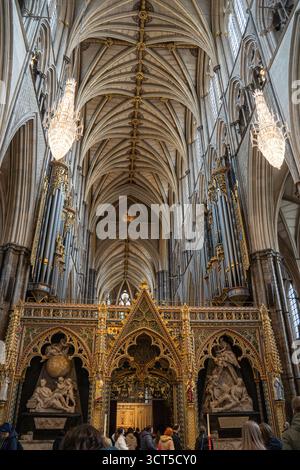 Chorwand und gewölbtes Innere der Westminster Abbey, London, Großbritannien Stockfoto