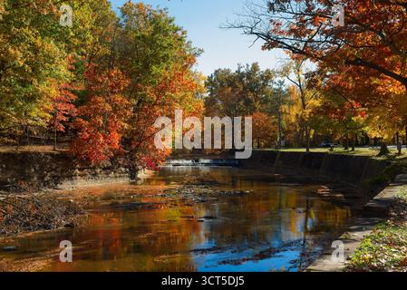Der Rocky River fließt über eine kleine Überflutung inmitten von Herbstlaub in der Rocky River Reservation, einem Teil des Greater Cleveland Ohio Metro Parks Systems. Stockfoto