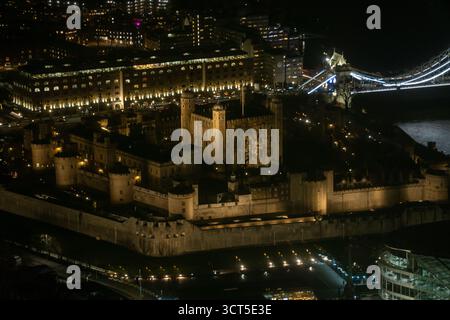 Tower Bridge und Tower of London bei Nacht, City of London, England Stockfoto