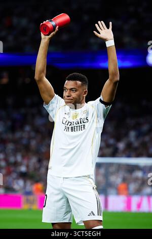 MADRID, SPANIEN - 04. OKTOBER: Kylian Mbappe von Real Madrid posiert mit der Trophäe LaLiga Spieler des Monats vor dem LaLiga EA Sports Match zwischen Real Madrid CF und Villarreal CF im Estadio Santiago Bernabeu am 4. Oktober 2025 in Madrid. (Foto: QSP) Guthaben: QSP/Alamy Live News Stockfoto