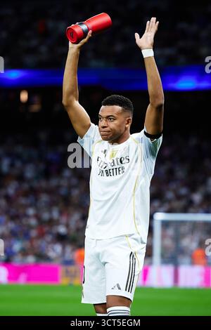 MADRID, SPANIEN - 04. OKTOBER: Kylian Mbappe von Real Madrid posiert mit der Trophäe LaLiga Spieler des Monats vor dem LaLiga EA Sports Match zwischen Real Madrid CF und Villarreal CF im Estadio Santiago Bernabeu am 4. Oktober 2025 in Madrid. (Foto: QSP) Guthaben: QSP/Alamy Live News Stockfoto