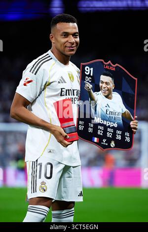 MADRID, SPANIEN - 04. OKTOBER: Kylian Mbappe von Real Madrid posiert mit der Trophäe LaLiga Spieler des Monats vor dem LaLiga EA Sports Match zwischen Real Madrid CF und Villarreal CF im Estadio Santiago Bernabeu am 4. Oktober 2025 in Madrid. (Foto: QSP) Guthaben: QSP/Alamy Live News Stockfoto