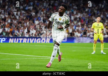 MADRID, SPANIEN - 04. OKTOBER: Vinicius Junior von Real Madrid feiert, nachdem er beim LaLiga EA Sports Spiel zwischen Real Madrid CF und Villarreal CF am 4. Oktober 2025 im Estadio Santiago Bernabeu in Madrid das erste Tor seiner Mannschaft erzielt hat. (Foto: QSP) Guthaben: QSP/Alamy Live News Stockfoto