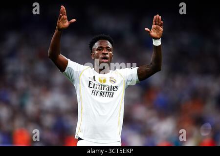 MADRID, SPANIEN - 04. OKTOBER: Vinicius Junior von Real Madrid feiert, nachdem er beim LaLiga EA Sports Spiel zwischen Real Madrid CF und Villarreal CF am 4. Oktober 2025 im Estadio Santiago Bernabeu in Madrid das erste Tor seiner Mannschaft erzielt hat. (Foto: QSP) Guthaben: QSP/Alamy Live News Stockfoto