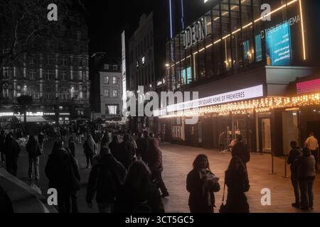 Abendliche Straßenszene Vor Dem Odeon Cinema, Leicester Square, London Stockfoto
