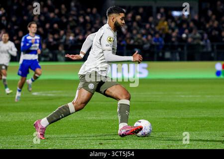 Zwolle, Niederlande. Oktober 2025. Ismael Saibari vom PSV Eindhoven dribbelt mit dem Ball während des Eredivisie-Spiels zwischen PEC Zwolle und PSV im MAC³PARK Stadion am 4. Oktober 2025 in Zwolle, Niederlande. (Credit: Warz Brinkerhof/MTB-Photo/Alamy Live News) Credit: MTB Photo/Alamy Live News Stockfoto
