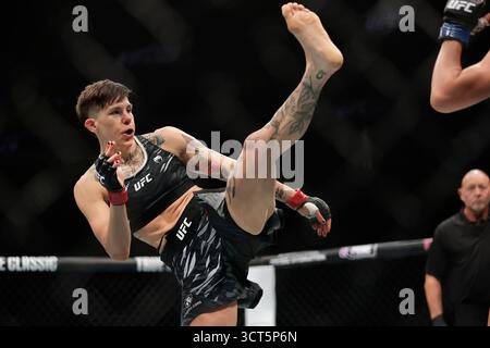 Las Vegas, USA. Oktober 2025. LAS VEGAS, NEVADA – 04. OKTOBER: Macy Chiasson und Yana Santos kämpfen am 4. Oktober 2025 in der T-Mobile Arena in Las Vegas. (Foto: Alejandro Salazar/PXImages) Credit: PX Images/Alamy Live News Stockfoto