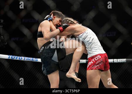 Las Vegas, USA. Oktober 2025. LAS VEGAS, NEVADA – 04. OKTOBER: Macy Chiasson und Yana Santos kämpfen am 4. Oktober 2025 in der T-Mobile Arena in Las Vegas. (Foto: Alejandro Salazar/PXImages) Credit: PX Images/Alamy Live News Stockfoto