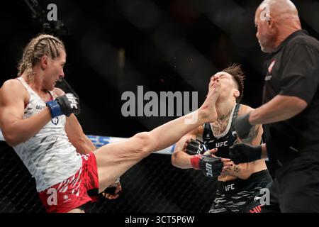 Las Vegas, USA. Oktober 2025. LAS VEGAS, NEVADA – 04. OKTOBER: Macy Chiasson und Yana Santos kämpfen am 4. Oktober 2025 in der T-Mobile Arena in Las Vegas. (Foto: Alejandro Salazar/PXImages) Credit: PX Images/Alamy Live News Stockfoto