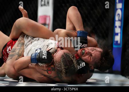 Las Vegas, USA. Oktober 2025. LAS VEGAS, NEVADA – 04. OKTOBER: Macy Chiasson und Yana Santos kämpfen am 4. Oktober 2025 in der T-Mobile Arena in Las Vegas. (Foto: Alejandro Salazar/PXImages) Credit: PX Images/Alamy Live News Stockfoto