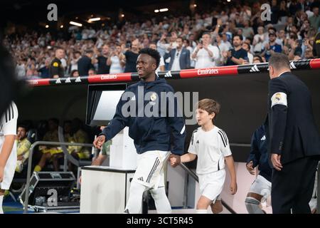 Vinícius Júnior Einstieg in das Spielfeld während des LaLiga-Spiels gegen Villarreal in Santiago Bernabéu, Madrid, 04/10/2025 Stockfoto