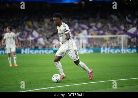 Vinícius Jr Dribbling während des LaLiga-Spiels gegen Villarreal in Santiago Bernabéu, Madrid, 04/10/2025 Stockfoto