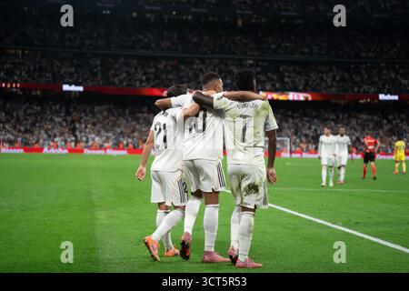 Brahim Díaz, Vinícius Júnior und Kylian Mbappé feiern gemeinsam in einer Umarmung. Santiago Bernabéu, Madrid, 04/10/2025 Stockfoto