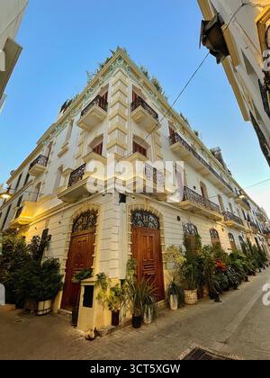 Eckblick auf ein mehrstöckiges Gebäude in Tanger, Marokko, mit verzierten Balkonen und dekorativen Zierleisten. Fotografiert am 3. Oktober 2025 Stockfoto