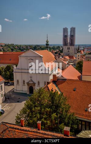 Die ikonische Kathedrale von Zagreb wird umfassend restauriert, mit Gerüsten um die Zwillingstürme. Stockfoto