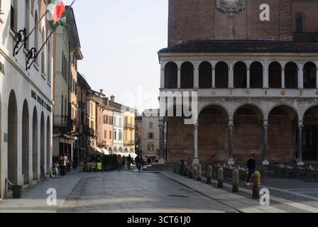 Cremona, Italien - 30. September 2025 historische europäische Straßenszene mit italienischer Flagge und Renaissance-Architektur in Cremona Italien Stockfoto