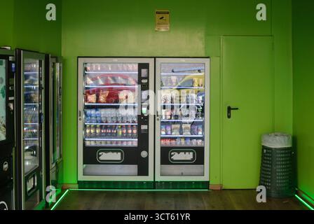 Cremona, Italien - 30. September 2025 in einem hell beleuchteten Raum mit vibra befinden sich eine Reihe von Selbstbedienungsautomaten mit verschiedenen Snacks und Getränken Stockfoto