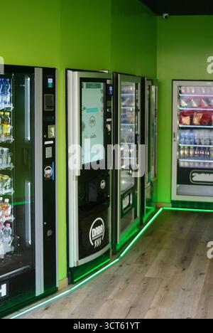 Cremona, Italien - 30. September 2025 in einem hell beleuchteten Raum mit vibra befinden sich eine Reihe von Selbstbedienungsautomaten mit verschiedenen Snacks und Getränken Stockfoto