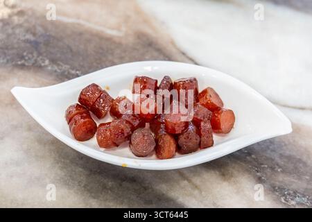 Gebratene chinesische Wurst ist beliebt in Teochew Porridge Vielfalt an Gerichten Stockfoto