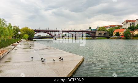 Eisenbrücke über die Drau im Kurort Maribor, Slowenien. Stockfoto