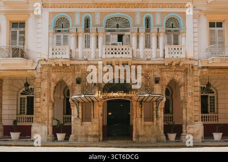 Havanna, Kuba 2024 Apr10 - Weitwinkelaufnahme des Hotels Sevilla, einer atemberaubenden Kolonialarchitektur mit komplizierten Schnitzereien und Bogenfenstern. Vintage Signa Stockfoto