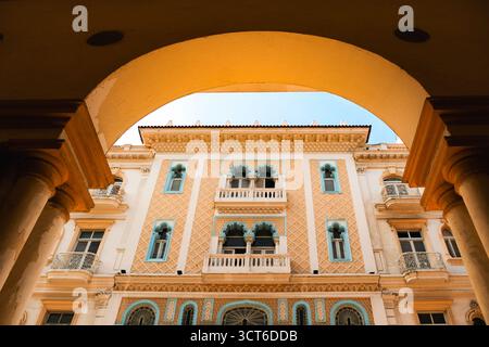 Havanna, Kuba 2024 Apr10 - flaches Architekturfoto des Hotels Sevilla Habana, gerahmt unter einem Bogen. Das Bild zeigt detailliertes Kolonialdesign, ein Stunn Stockfoto