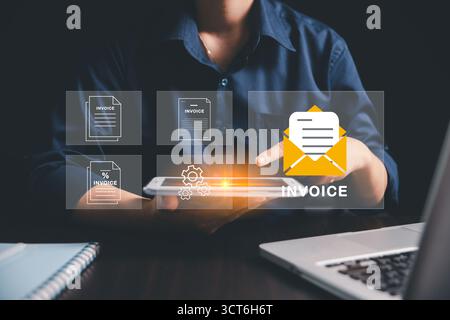 Geschäftsfrau verwendet Tablet für die Verwaltung digitaler Abrechnungen, elektronischer Kontoauszüge auf virtuellem Bildschirm, Konzept e-Invoice, Online-Rechnungsverarbeitung und digitaler Re Stockfoto