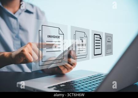 Geschäftsfrau verwaltet elektronische Kontoauszüge, digitale Belege auf virtuellem Bildschirm und nutzt dabei das Konzept von e-Invoice, digitaler Abrechnung und Online-Rechnungsabwicklung Stockfoto