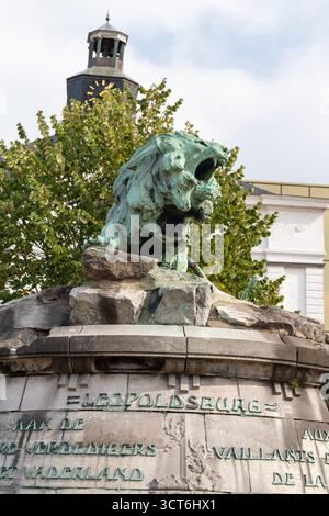 Bronzenes Löwendenkmal zu Ehren gefallener Soldaten auf dem Platz vor dem Rathaus von Leopoldsburg, Limburg, Belgien Stockfoto