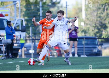 Hamilton, Ontario, Kanada, 4. Oktober 2025, Forge FC-Spieler Rezart Rama #24 (orange (L)) kämpfen mit Kevin Podgorni #29 (weiß (R)) beim kanadischen Premier League Spiel zwischen Forge FC und Vancouver FC im Hamilton Stadium. (Kreditbild: Indrawan Kumala/Unicode Images/Alamy Live News) Stockfoto