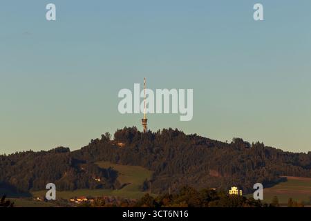 Bantiger Berg mit tv-Telekommunikationsturm auf dem Gipfel, Bern, Schweiz. Stockfoto