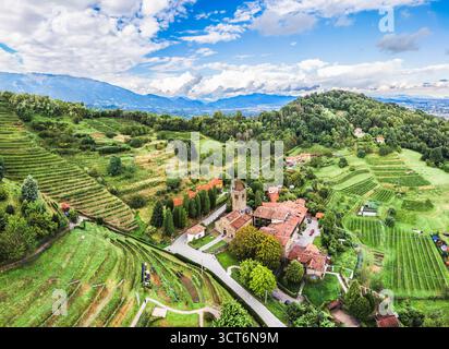 Blick aus der Vogelperspektive auf die Kirche Sant Egidio und die terrassenförmig angelegten Hügel, Bergamo Lombardei Italien Stockfoto