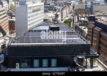 Modernes Stadtgebäude auf der Dachterrasse mit Sonnenkollektoren. London, Großbritannien, 25. Juni 2023 Stockfoto