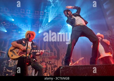 Sascha Hoss Power Vollmer und Alec Boss Burns Völkel von The BossHoss live bei einem Konzert der Back to the Boots -Tour im Capitol. Hannover, 03.10.2025 *** Sascha Hoss Power Vollmer und Alec Boss Burns Völkel von The BossHoss live bei einem Konzert der Back to the Boots Tour im Capitol Hannover, 03 10 2025 Foto:Xu.xStammx/xFuturexImagex bosshoss 5008 Stockfoto
