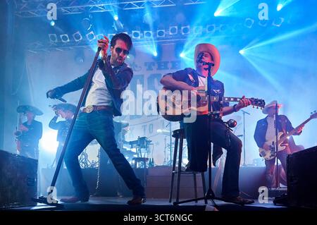 Alec Boss Burns Völkel und Sascha Hoss Power Vollmer von The BossHoss live bei einem Konzert der Back to the Boots -Tour im Capitol. Hannover, 03.10.2025 *** Alec Boss Burns Völkel und Sascha Hoss Power Vollmer aus dem BossHoss live bei einem Konzert der Back to the Boots Tour im Capitol Hannover, 03 10 2025 Foto:Xu.xStammx/xFuturexImagex bosshoss 5013 Stockfoto