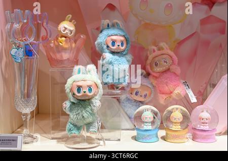 Die LABUBU Produkte im Pop Mart des Einkaufszentrums am 5. Oktober 2025 in Shenzhen China. (Foto von Kobe Li/Nexpher Images) Stockfoto
