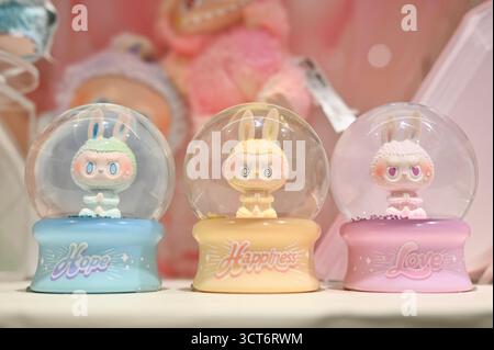 Die LABUBU Produkte im Pop Mart des Einkaufszentrums am 5. Oktober 2025 in Shenzhen China. (Foto von Kobe Li/Nexpher Images) Stockfoto