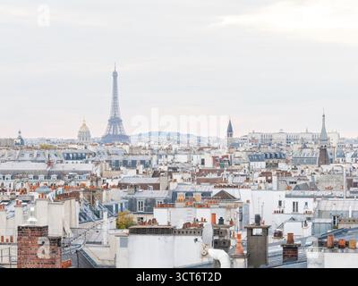 Dächer von Paris mit Eiffelturm und Invalidendom, klassischer Blick auf die Skyline von Haussmann. Stockfoto