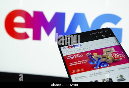 Dhaka, Bangladesch- 03. Oktober 2025: Smartphone zeigt EMAG-Webschnittstelle vor EMAG-Logo-Hintergrund an Stockfoto