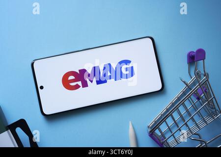 Dhaka, Bangladesch, 03. Oktober 2025: Smartphone mit EMAG-Logo und Warenkorb auf blauem Hintergrund Stockfoto