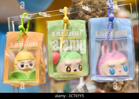 Die LABUBU Produkte im Pop Mart des Einkaufszentrums am 5. Oktober 2025 in Shenzhen China. (Foto von Kobe Li/Nexpher Images) Stockfoto