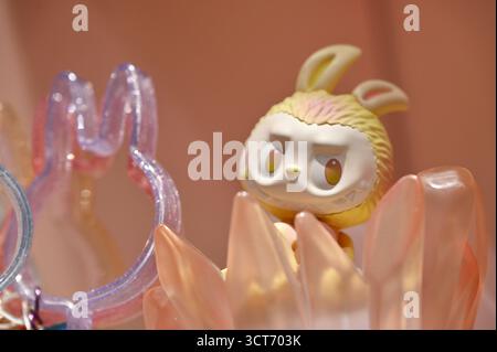 Shenzhen, Guangdong, China. Oktober 2025. Die LABUBU Produkte im Pop Mart des Einkaufszentrums am 5. Oktober 2025 in Shenzhen China. (Credit Image: © Kobe Li/Nexpher Images via ZUMA Press Wire) NUR REDAKTIONELLE VERWENDUNG! Nicht für kommerzielle ZWECKE! Stockfoto