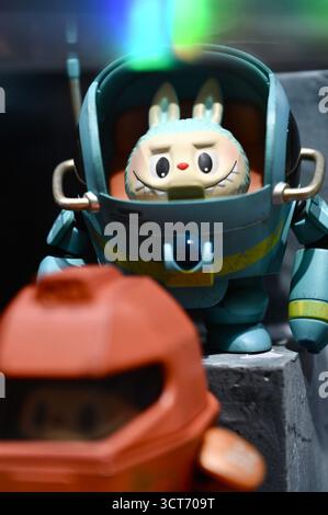 Shenzhen, Guangdong, China. Oktober 2025. Die LABUBU Produkte im Pop Mart des Einkaufszentrums am 5. Oktober 2025 in Shenzhen China. (Credit Image: © Kobe Li/Nexpher Images via ZUMA Press Wire) NUR REDAKTIONELLE VERWENDUNG! Nicht für kommerzielle ZWECKE! Stockfoto