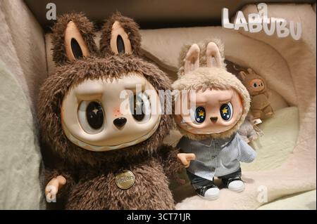 Shenzhen, Guangdong, China. Oktober 2025. Die LABUBU Produkte im Pop Mart des Einkaufszentrums am 5. Oktober 2025 in Shenzhen China. (Credit Image: © Kobe Li/Nexpher Images via ZUMA Press Wire) NUR REDAKTIONELLE VERWENDUNG! Nicht für kommerzielle ZWECKE! Stockfoto