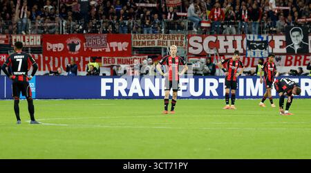 Enttaeuschung, niedergeschlagen, deprimiert, Frust, enttaeuscht, enttaeuscht schauend, enttäuscht bei den Spielern von Eintracht Frankfurt v.l. Ansgar Knauff (Eintracht Frankfurt, 7), Oscar Hojlund (Eintracht Frankfurt, 6), Arthur Theate (Eintracht Frankfurt, 3), Nathaniel Brown (Eintracht Frankfurt, 21) und Mario Goetze (Eintracht Frankfurt, 27), nach dem Tor zum 3:0, 04.10.2025, Fussball, 1. Bundesliga, Eintracht Frankfurt - FC Bayern München, GER, Frankfurt am Main, Deutsche Bank Park, DFL-VORSCHRIFTEN VERBIETEN DIE VERWENDUNG VON FOTOGRAFIEN ALS BILDSEQUENZEN UND/ODER QUASI-VIDEO. Stockfoto