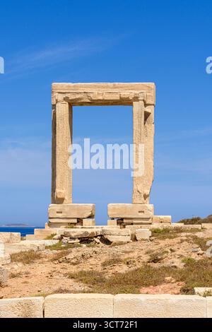 Tempel des Apollo Arch, bekannt als Portara, Naxos Insel, Kykladen, Griechenland Stockfoto