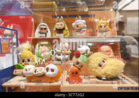 Shenzhen, Guangdong, China. Oktober 2025. Die LABUBU Produkte im Pop Mart des Einkaufszentrums am 5. Oktober 2025 in Shenzhen China. (Credit Image: © Kobe Li/Nexpher Images via ZUMA Press Wire) NUR REDAKTIONELLE VERWENDUNG! Nicht für kommerzielle ZWECKE! Stockfoto