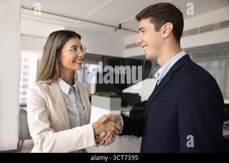 Zwei glückliche Geschäftspartner beenden das Meeting mit Handschlag Stockfoto