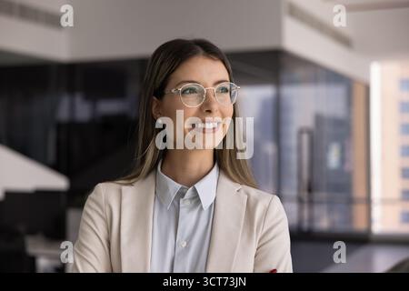 Glückliche hispanische Geschäftsfrau posiert im Amt Stockfoto