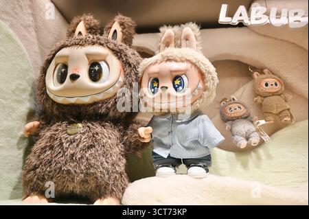 Shenzhen, Guangdong, China. Oktober 2025. Die LABUBU Produkte im Pop Mart des Einkaufszentrums am 5. Oktober 2025 in Shenzhen China. (Credit Image: © Kobe Li/Nexpher Images via ZUMA Press Wire) NUR REDAKTIONELLE VERWENDUNG! Nicht für kommerzielle ZWECKE! Stockfoto